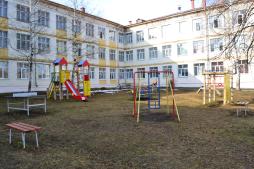 Оборудованная детская площадка у учебного корпуса